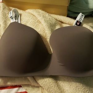38D Victoria's Secret bra